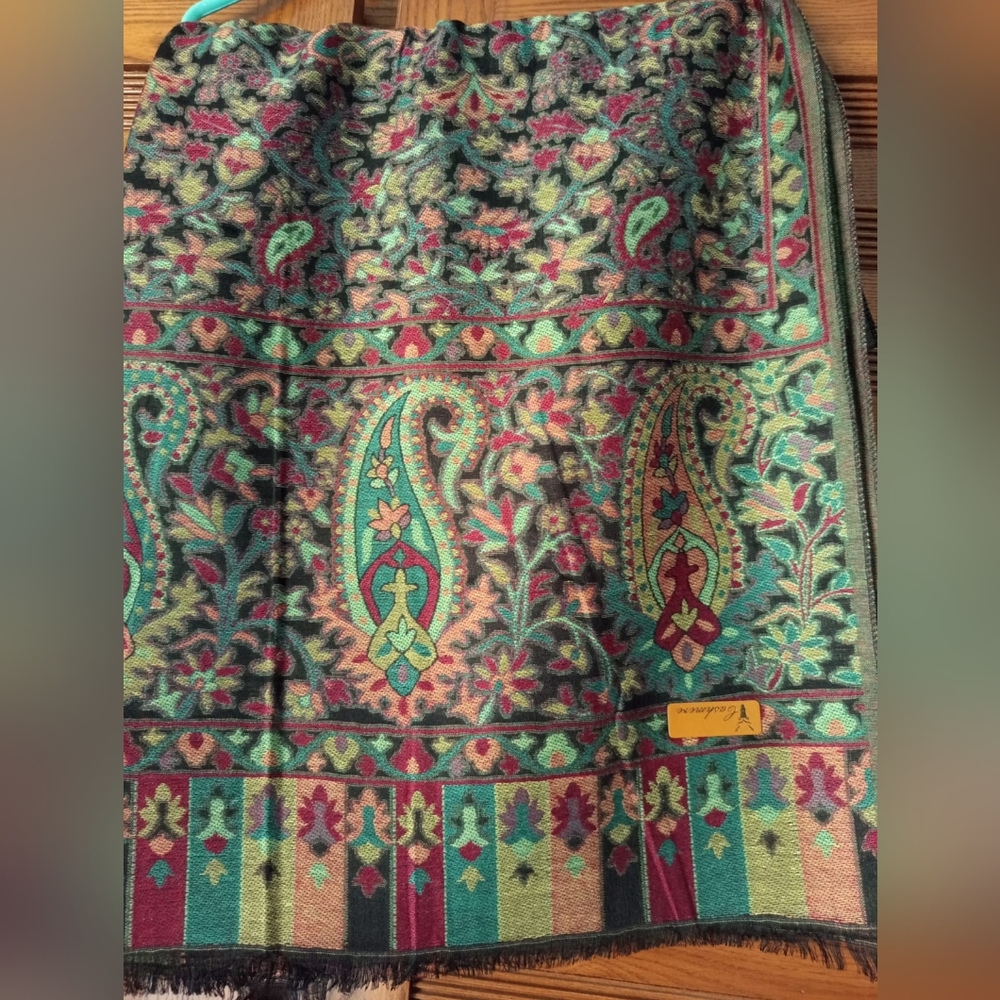 An elegant design Pashmina scarf- Interchangable; Can be worn both inside out - Picture 3 of 4